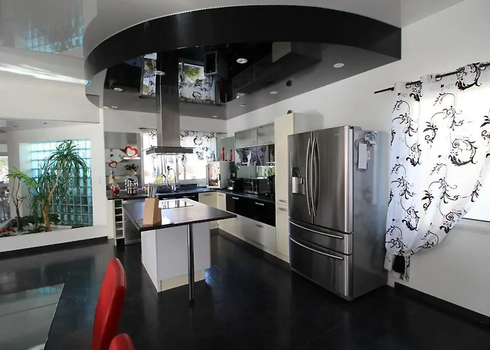 Ancolie Climatisee Avec Piscine Chauffee De Mai A Septembre *