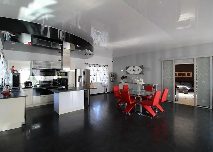 Ancolie Climatisee Avec Piscine Chauffee De Mai A Septembre Villa Magalas